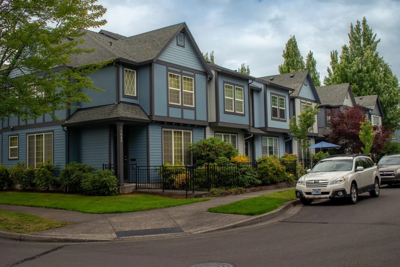 Blue HOA townhome community with a fresh exterior repaint by Verhaalen Painting