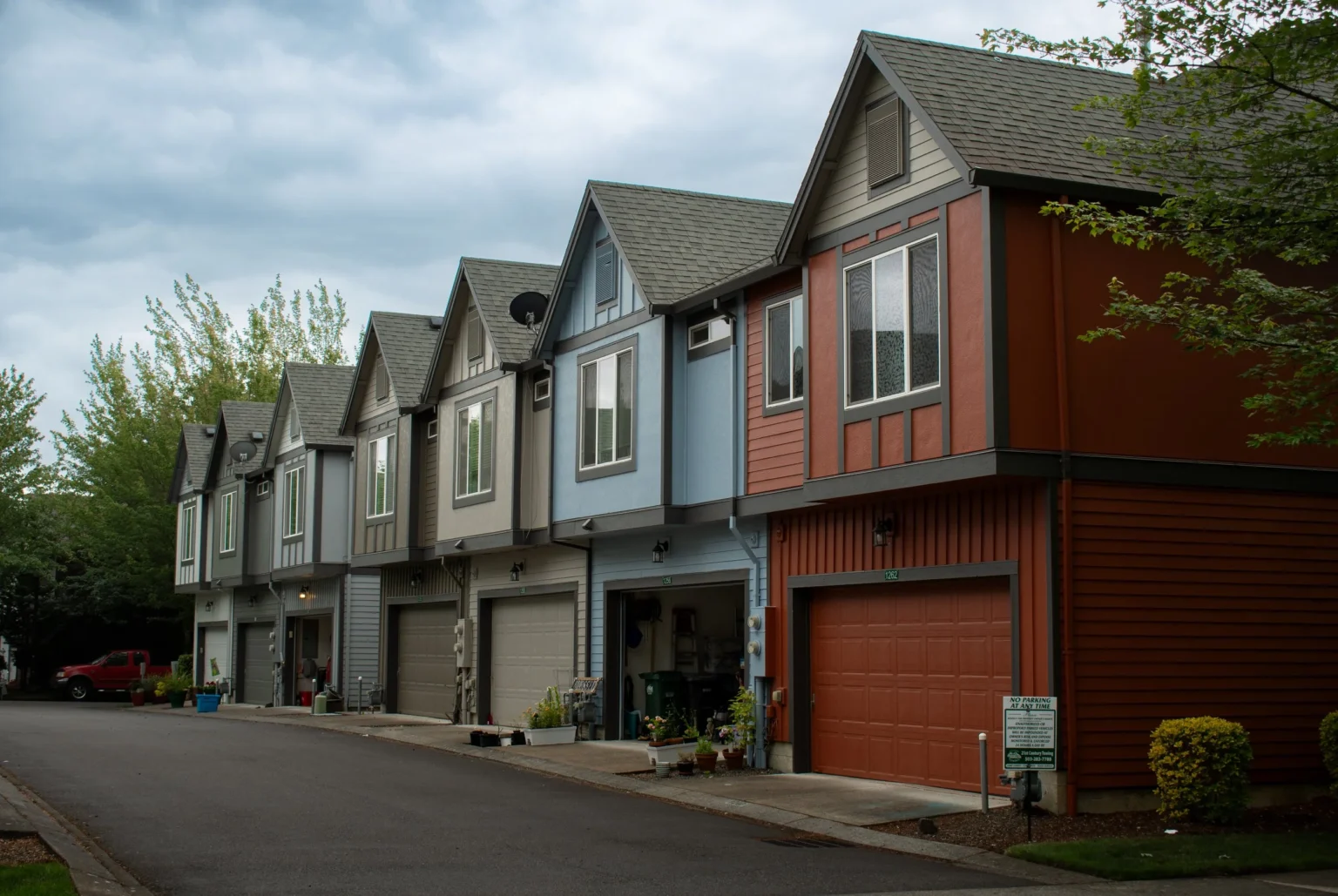 Row of HOA townhomes with freshly painted siding, trim and garage doors by Verhaalen Painting